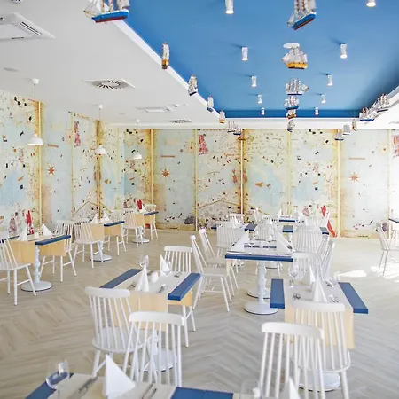 Port 9 Island Family 4* 科尔丘拉